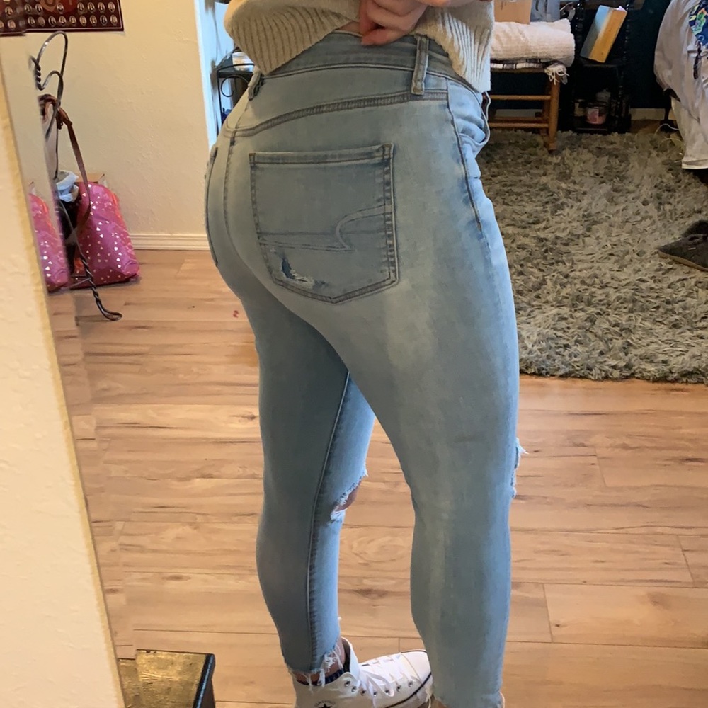 AE US size 10 skinny ankle cropped, distressed light wash jeans 😍